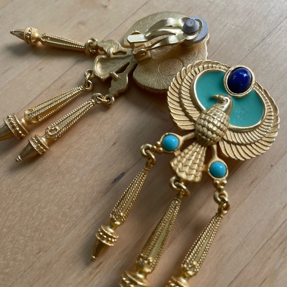 VINTAGE Elizabeth Taylor Egyptian Revival Cleopatra Clip Earrings. Blue & Gold - Picture 2 of 6